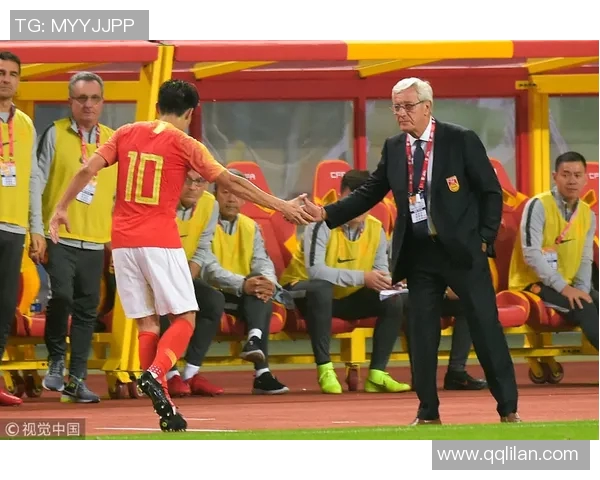 足球明星引领风潮成为球场上的带头大哥展现领袖风范与团队精神